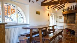 波滕扎皮切纳Villa Deliziosa - Homelike Villas的一间带桌子和壁炉的用餐室