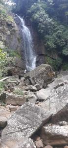 Mandaran NewaraAyu Bliss Elamulla, Mandaramnuwara的岩石山边的瀑布