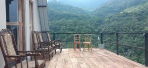 Mandaran NewaraAyu Bliss Elamulla, Mandaramnuwara的山景阳台(带椅子)