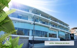 莫克瓜HOTEL TERRAZAS DE VILLA的一座拥有许多窗户的大型建筑