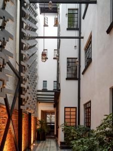 墨西哥城德库酒店的一座带螺旋楼梯的建筑的内部庭院