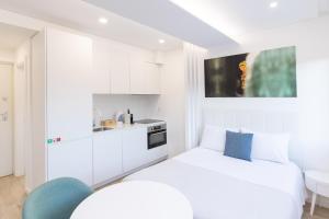 拉梅戈FAFEL LITTLE HOUSE - Quinta de Cravaz的白色客房 - 带床和厨房
