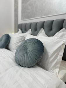 RoşuLuxury Studio 7的一张带两个枕头的白色床
