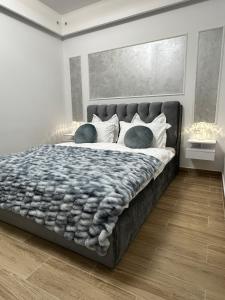 RoşuLuxury Studio 7的一间卧室配有一张带枕头的大床