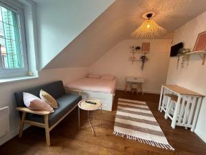 圣纳泽尔Charmant studio Saint-Nazaire centre的客厅配有沙发和1张床
