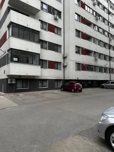 RoşuLuxury Studio 7的停在大楼前的红色汽车