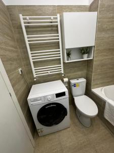 RoşuLuxury Studio 7的一间位于卫生间旁的小浴室,配有洗衣机