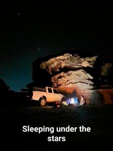 亚喀巴Bedouin experiences的停在洞穴前的卡车,火