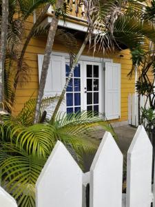 博卡斯德尔托罗Charming Yellow Houses studio with terrace的前面有白色围栏的黄色房子