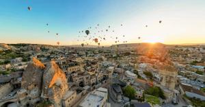 格雷梅泰拉凯芙酒店的一群热气球飞越城市