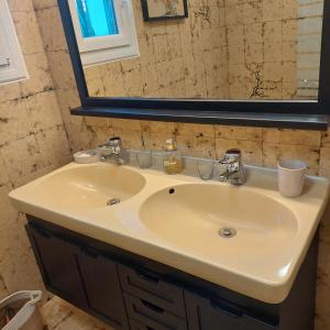 锡斯特龙Etxe Laminak的一间带水槽和镜子的浴室