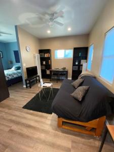 圣地亚哥The studio apartment in Clairemont - New AC unit的一间卧室设有一张床和一间客厅。