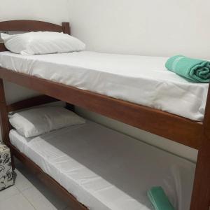 瓜鲁雅03 Doutor Hostel 800mts da praia的客房内的两张双层床