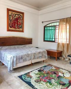 埃斯孔迪多港Luxury House 5m walk from the beach的卧室配有两张床,地板上铺有地毯。