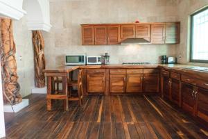 埃斯孔迪多港Luxury House 5m walk from the beach的厨房配有木制橱柜和木桌。