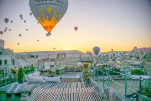 格雷梅泰拉凯芙酒店的一群热气球飞越城市