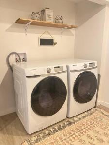 比尤特Mid Century Modern Montana Dream Home的客房内的白色洗衣机和烘干机