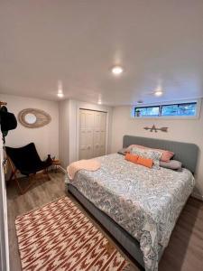 比尤特Mid Century Modern Montana Dream Home的卧室配有床、椅子和窗户。