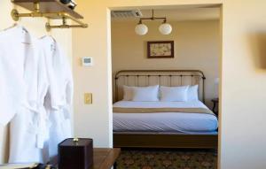 托诺帕Belvada Hotel的一间卧室配有带白色枕头的床