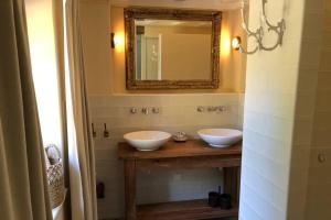 NuthVakantiewoning Hof7tien90的浴室设有2个白色水槽和镜子