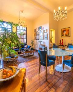 瓦尔帕莱索Val Paradou - ex - Casa Magnolia的客厅配有桌椅