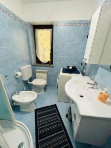 Settimo VittoneLa maison de Daniela的蓝色瓷砖浴室设有2个盥洗盆和1个卫生间