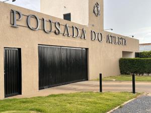 巴西利亚Pousada do Atleta的大楼一侧的纸牌厨房标志