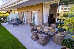 科斯塔巴伦娜GINVA - Costa Ballena & Eleven Views的庭院配有桌子和藤椅