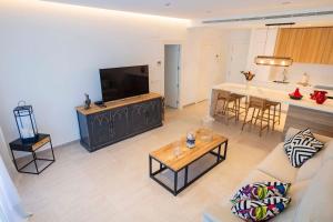 科斯塔巴伦娜GINVA - Costa Ballena & Eleven Views的客厅配有沙发和桌子