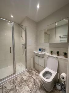 阿克斯桥Uxbridge Apartment的带淋浴、卫生间和盥洗盆的浴室