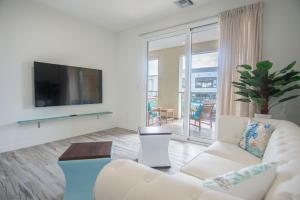 棕榈滩The Cove - Condo Hotel - Palm Beach Strip的带沙发和电视的客厅