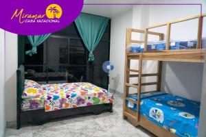 通苏帕MIRAMAR Casa Vacacional Frente al mar的一间卧室配有一张双层床和一张双层床。