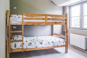 马尔德海姆De Burkelhoeve appC的小型客房配有两张双层床,