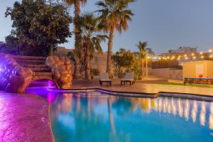 罗斯巴利勒斯Hotel Hondo的一座游泳池,旁边设有长凳