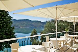 费雷拉杜泽济里Lago Azul Eco Hotel的阳台配有桌椅,享有湖景