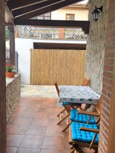 努埃瓦德兰斯La Fragua的庭院里设有桌椅。