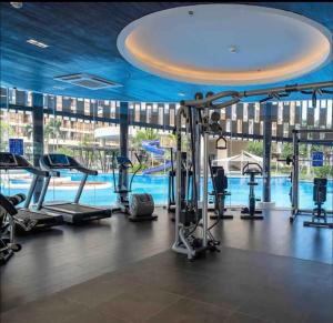 金边Budget Private Studio with Free Luxurious Pool and Gym by SYM B625的带有游泳池的健身房