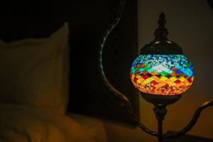 非斯Riad Fes Tala的床上房间里一盏五彩缤纷的灯