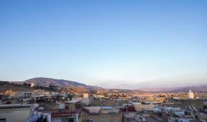 非斯Riad Fes Tala的享有以山脉为背景的城市美景