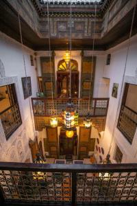 非斯Riad Fes Tala的吊灯的建筑的顶部景色