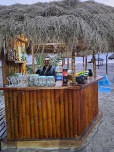 蒙塔尼塔Hermosa casa frentes al mar en Montanita con piscina的坐在海滩酒吧里的人