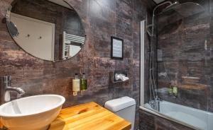 瓦约纳克斯诺威尔酒店酒店的一间带水槽和镜子的浴室