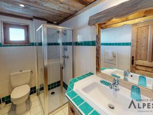 里蒙纽耶Appartement Les Menuires, 8 pièces, 15 personnes - FR-1-452-108的一间带水槽、卫生间和镜子的浴室