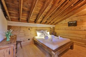 米特拉克ESCALE CAB'ÂNE的木制客房内的一间卧室,配有一张床