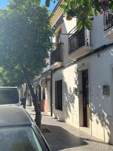科尔多瓦Balcon San Rafael的停在大楼旁的街道上的汽车