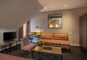 瓦约纳克斯诺威尔酒店酒店的客厅配有沙发和桌子
