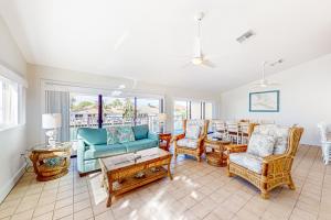 基克罗尼海滩Sea Pointe & Canal-side Charisma的客厅配有沙发、椅子和桌子