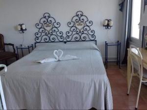 阿纳卡普里bb la guardiia的一间卧室配有一张带白色毛巾的床