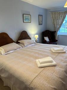 Lucy CrossLucy Cross Guest House的一张大床,上面有两条毛巾
