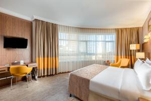 麦地那Diwan Rose Hotel的一间酒店客房,设有一张大床和一个大窗户